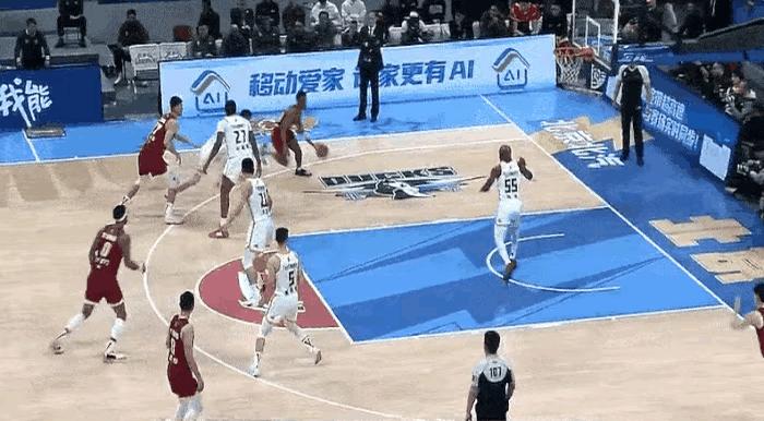 热烈篮球赛事持续进行，精彩程度大增