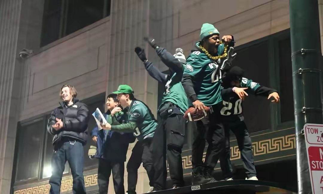 九游体育官网-球迷疯狂庆祝胜利，场面火爆令人震撼