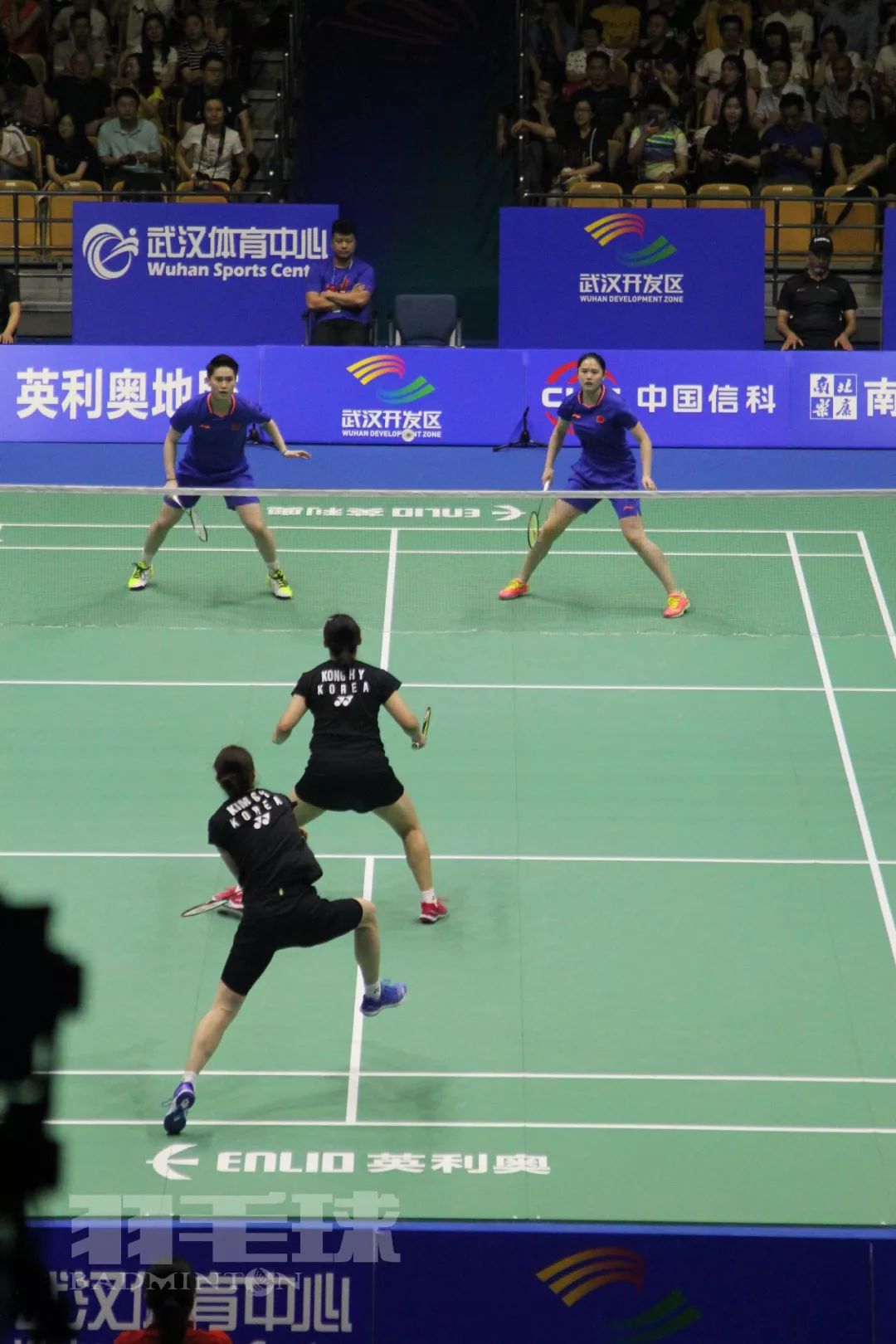 阿根廷羽毛球选手与对手激烈交锋