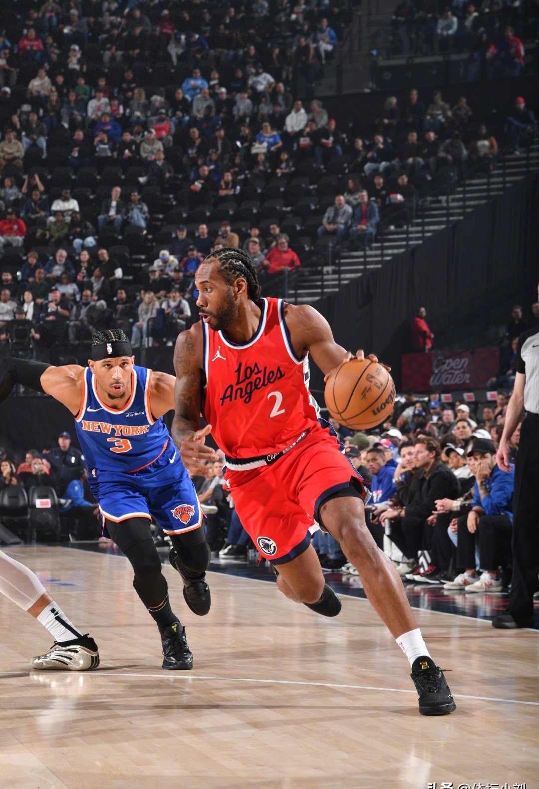 莱昂纳德砍下分，快船大胜尼克斯